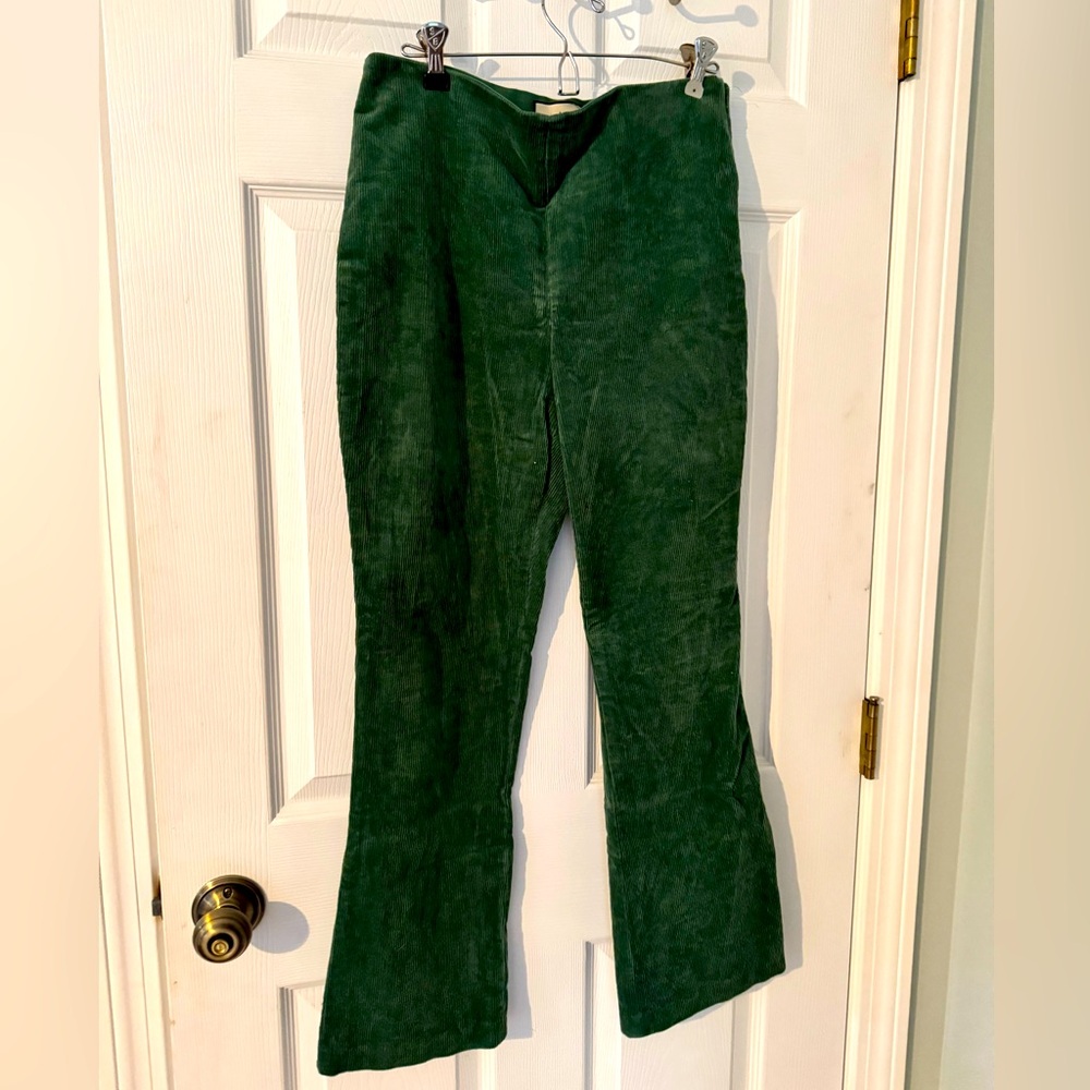 Tuckernuck corduroy, kick flare pant. Side zip. Size L. Green